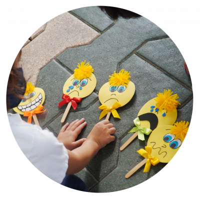 bonequinhos com várias emoções diferentes